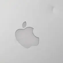 Pęknięte logo i wgnieciona obudowa