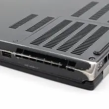 Uszkodzona kratka wentylacyjna laptopa